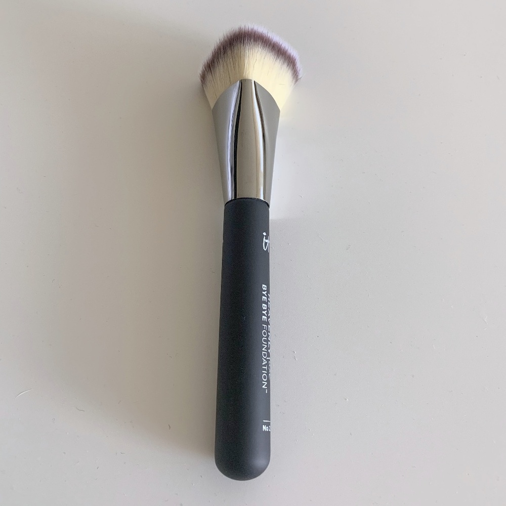 IT Cosmetics Heavenly Bye Bye Foundation Brush 22